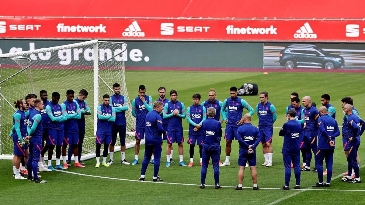 Ronald Koeman dona indicacions abans de l&#039;últim entrenament ahir a l&#039;estadi de La Cartuja.