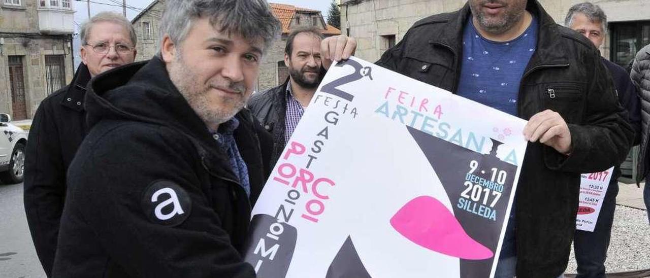 Marcos Pereiro y Pepo Suevos, con el cartel de la II Festa do Porco de Silleda. // Bernabé/Javier Lalín