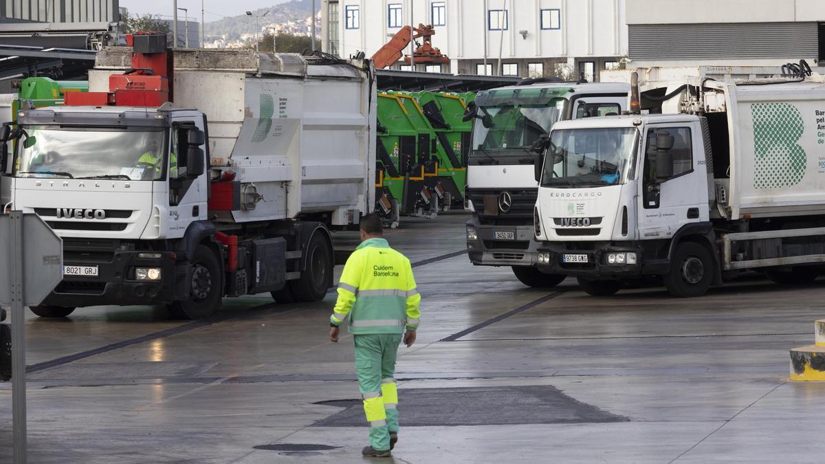 Depósito de vehículos de limpieza en la Zona Franca, en Barcelona.