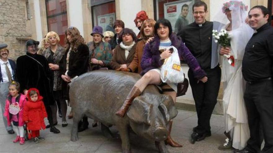 Participantes no &quot;Vermú de Señoritas&quot;, diante da estatua do porco de Lalín.  // Bernabé/Javier Lalín