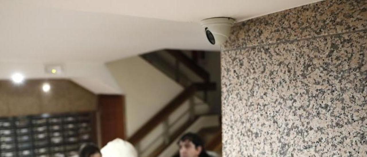 Padres se lanzan a instalar cámaras en pisos para “controlar” a sus hijos  desde el móvil - Faro de Vigo