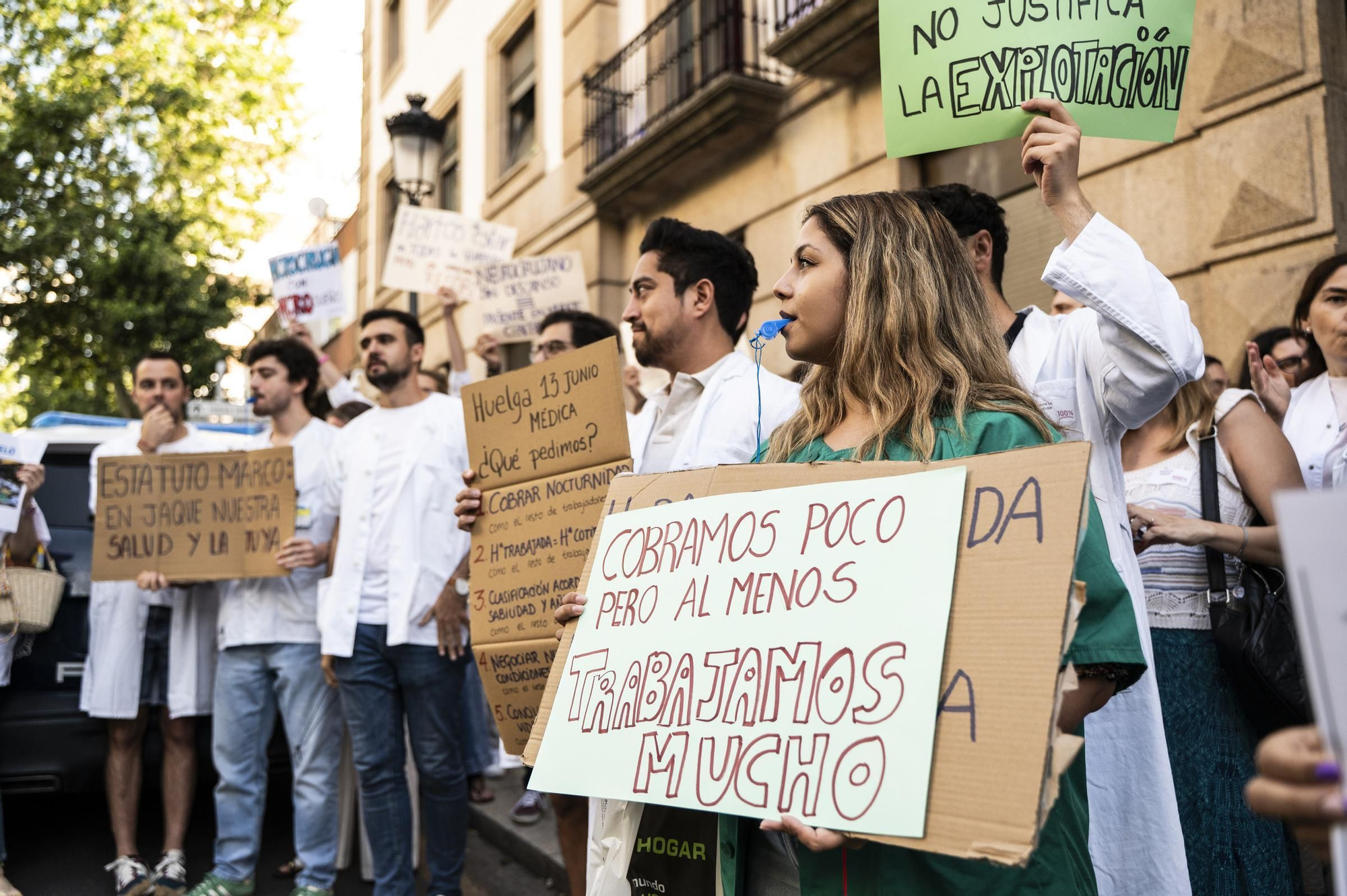 Las imágenes de la protesta de médicos en Cáceres