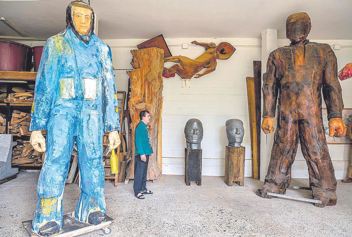 El artista junto a varias de sus obras en su taller de Cambados.