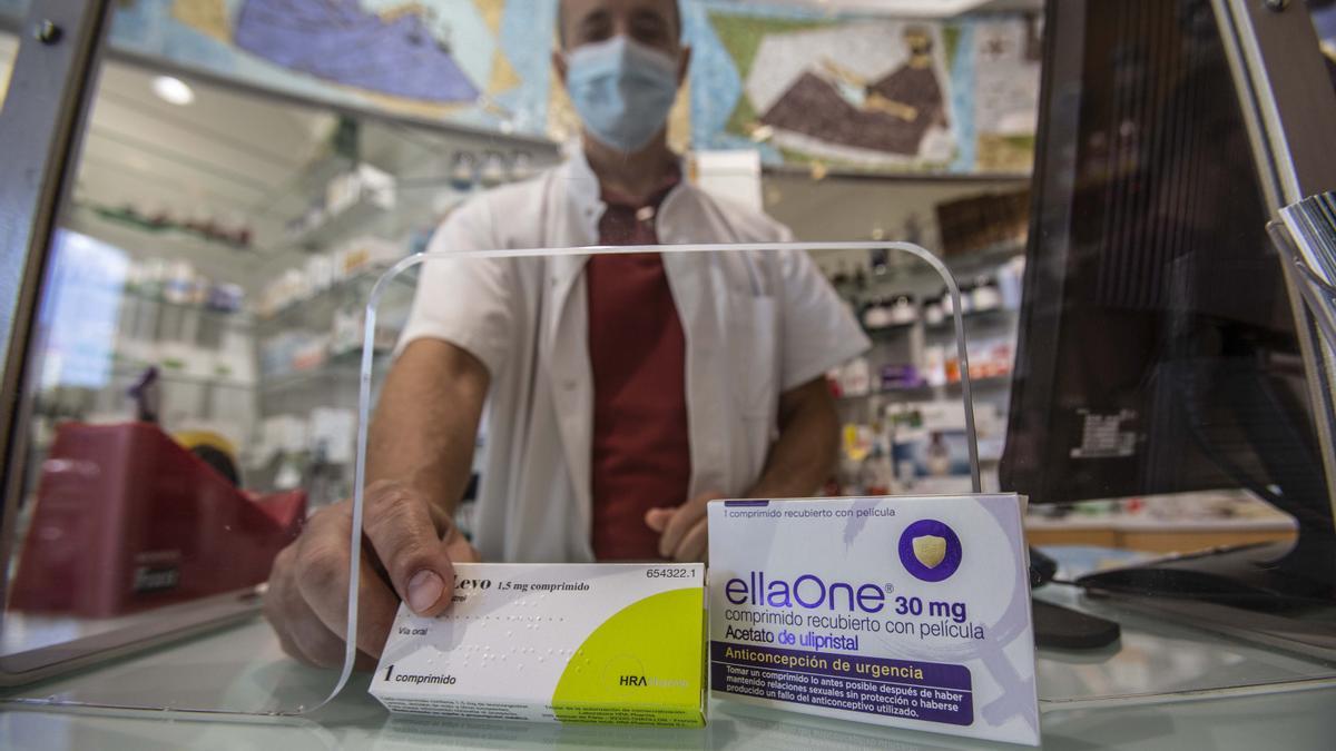Un farmacéutico dispensa una píldora del día después en Alicante.