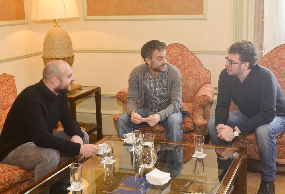 El ganador de dos Goya en la pasada edición ha sido recibido en el Ayuntamiento por el alcalde Xulio Ferreiro y el concejal de Culturas José Manuel Sande antes del preestreno de 'Psiconautas'.