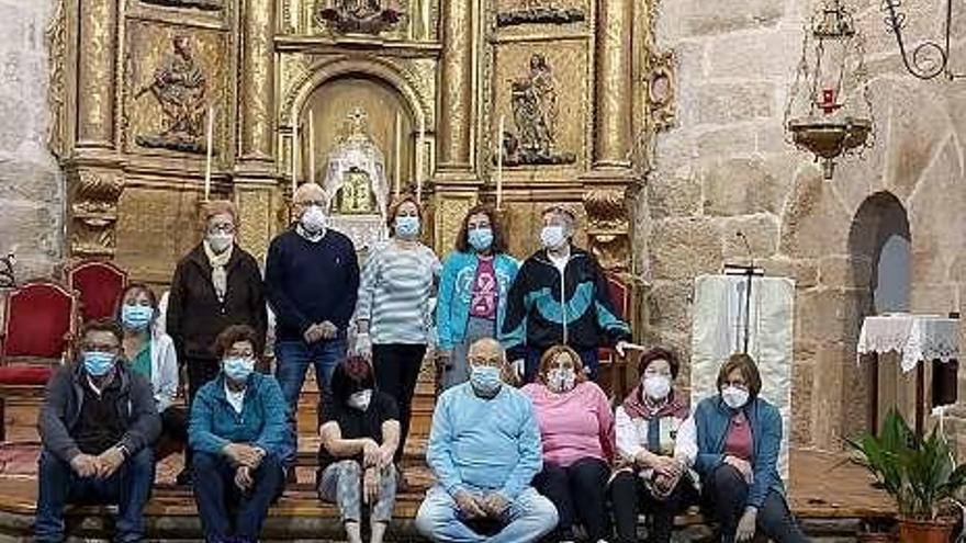 Grupo de voluntarios en el altar.