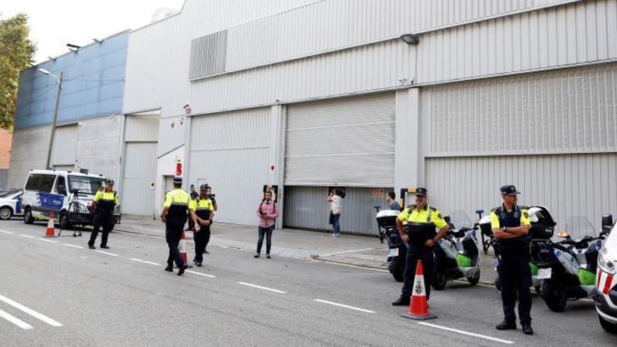 La Guardia Urbana custodia las urnas del Estado para evitar que se usen