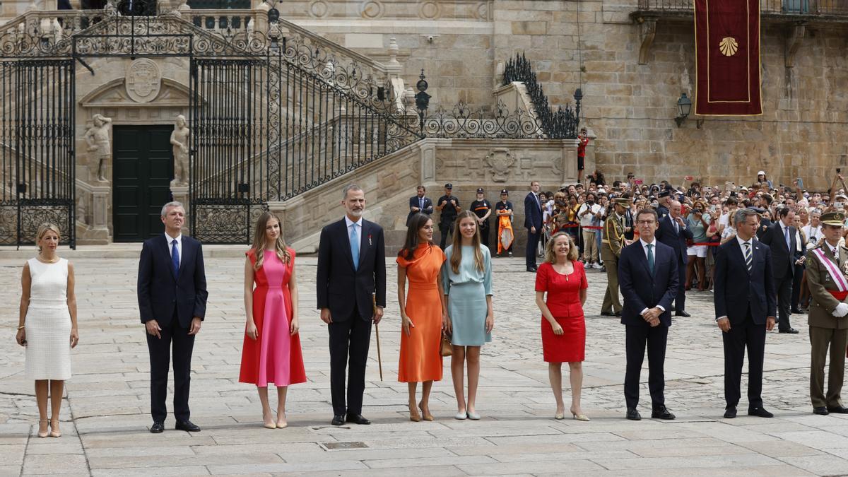 El presidente de la Xunta, Alfonso Rueda, junto al rey Felipe VI y otras autoridades en la Ofrenda al Apóstol.