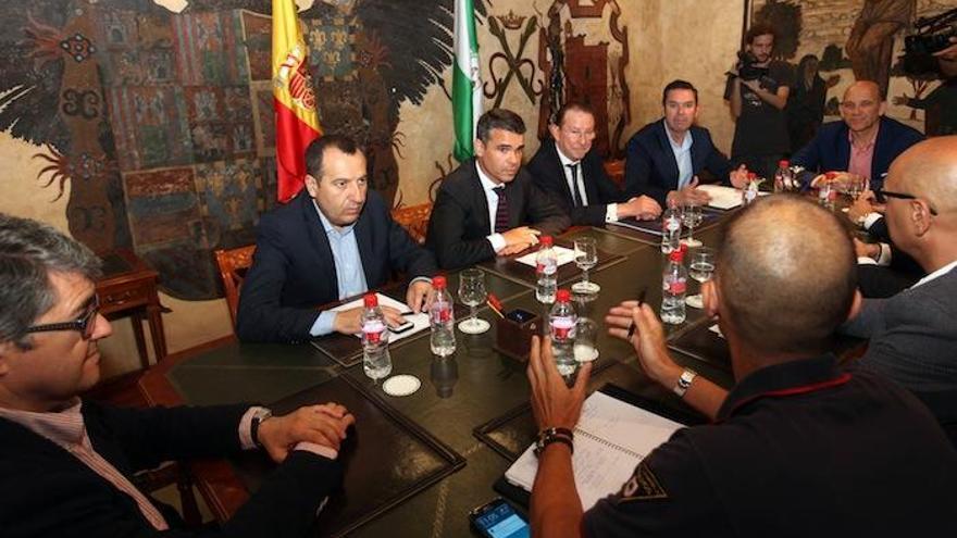 Ruiz Espejo, José Bernal y Emilio de Llera, durante la reunión en el Ayuntamiento.