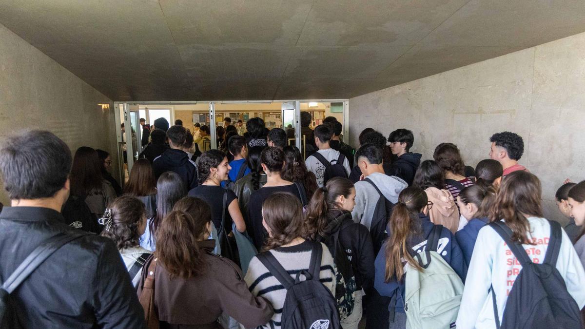Estudiantes antes de iniciar los exámenes de la PAU en la Facultade de Ciencias da Comunicación de la USC el pasado mes de junio.