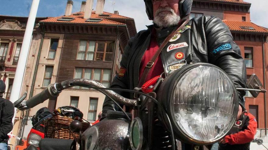 Javier García con su Zündapp alemana.