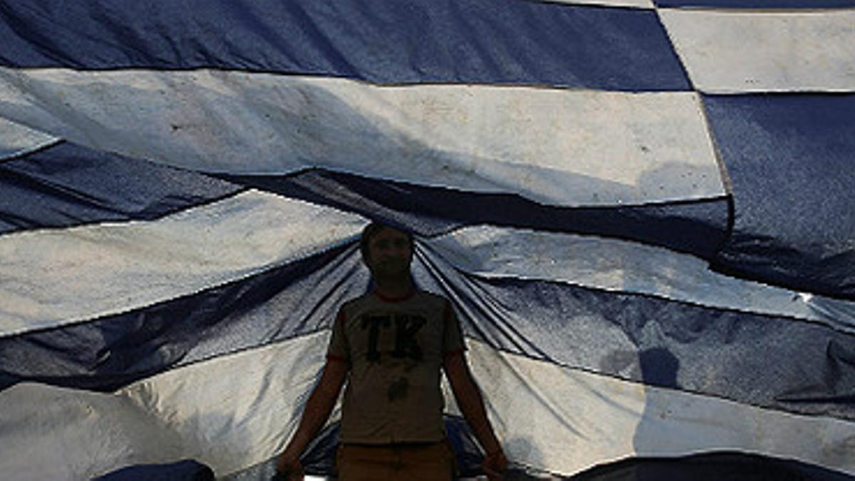 Un hombre bajo la bandera griega.