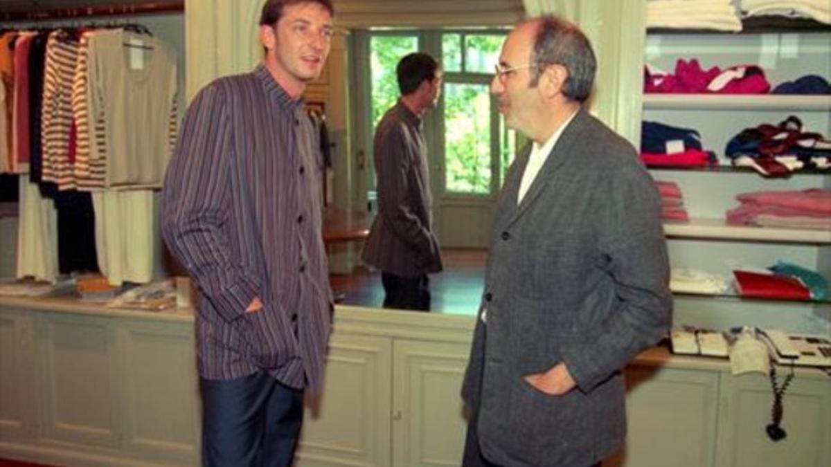 El modisto Antonio Miró, a la derecha, con un modelo en el interior de Groc.