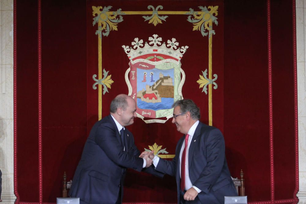 François Hollande y Mariano Rajoy son recibidos con honores junto al Ayuntamiento de Málaga. Antes del almuerzo, han visitado el Museo de Málaga.