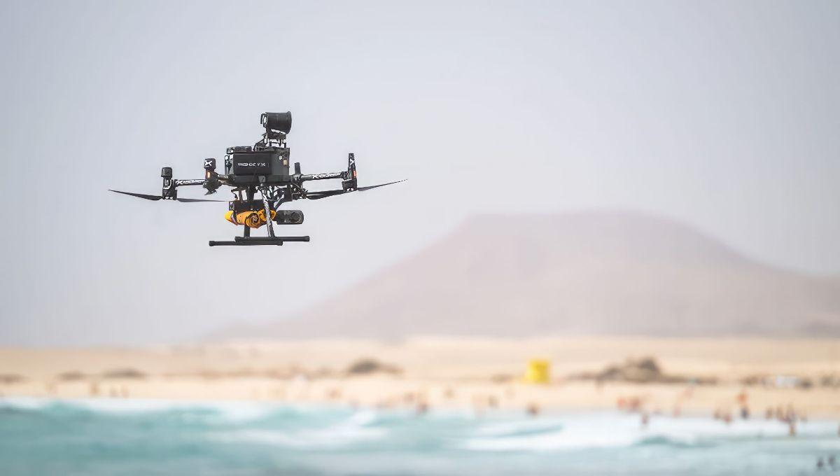 Un dron  del Gobierno de Canarias sobrevuela la playa de Corralejo con dos salvavidas.