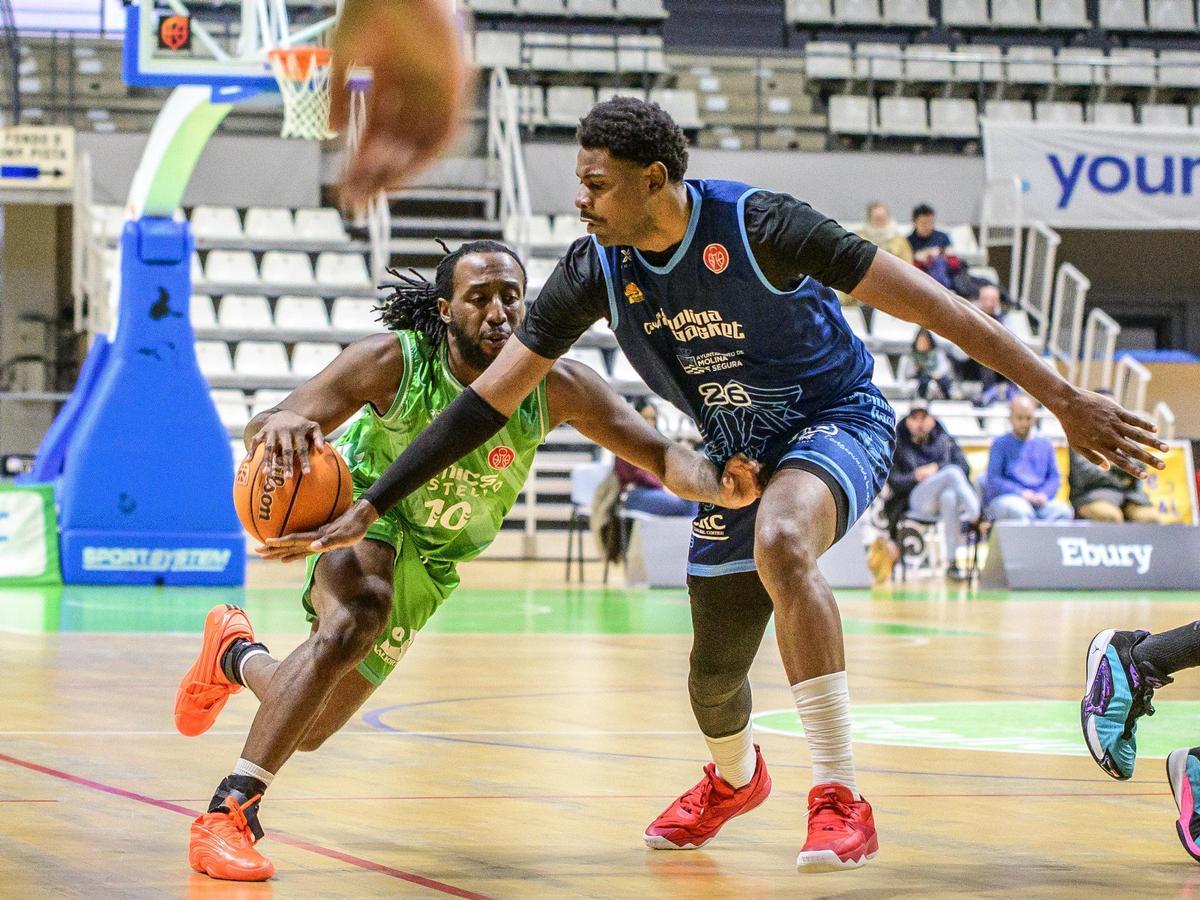 Russell, uno de los mejores del Amics, presiona a su rival.