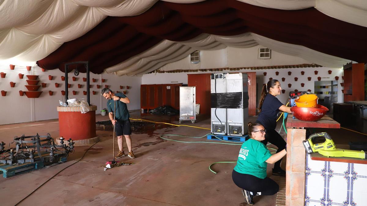 Montaje de una caseta para la Feria de 2023.