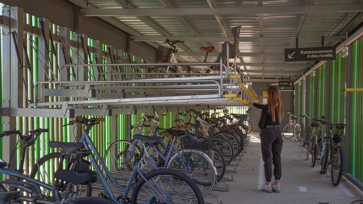 L'aparcament tancat per a bicicletes del parc Central.