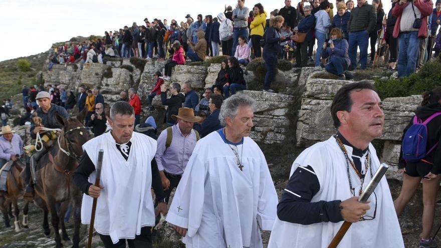 Catí cumple con la tradición y emprende su anual rogativa hasta Sant Pere de Castellfort