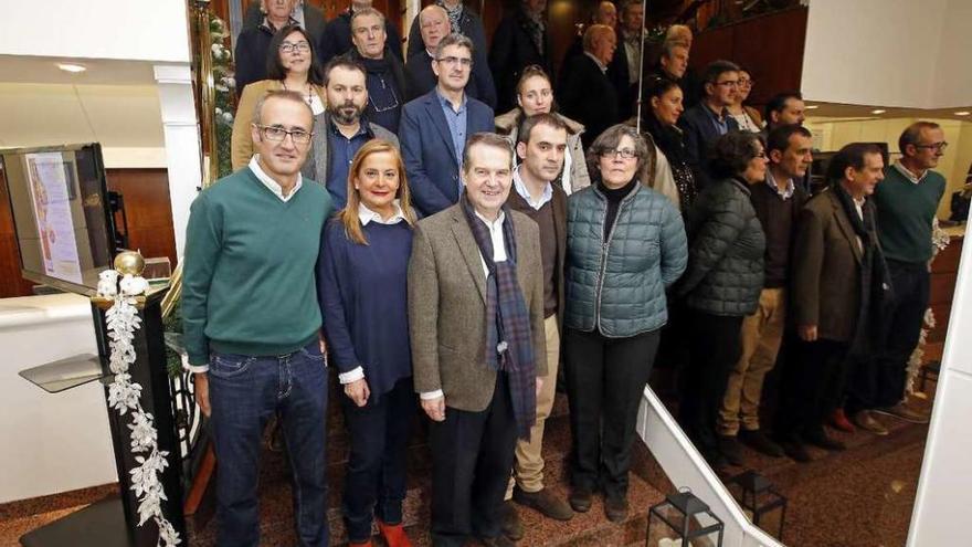 De izq. a derecha, en primera fila, Juan Rodríguez (Nigrán); Silva; Caballero; Enrique Cabaleiro (Tui); Eva García (O Porriño); detrás, Paco Ferreira (Gondomar); Antonio Lomba (A Guarda); Marta Freire (Moaña); a su espalda, María Garrote (Ponteareas); J.Luis Poceiro (Vilaboa); Serafín Martínez (Fornelos); y, en última fila, Alfonso Ventín (Formelos) y los ediles Santos Héctor, David Regades y Ángel Rivas. // M.G.Brea