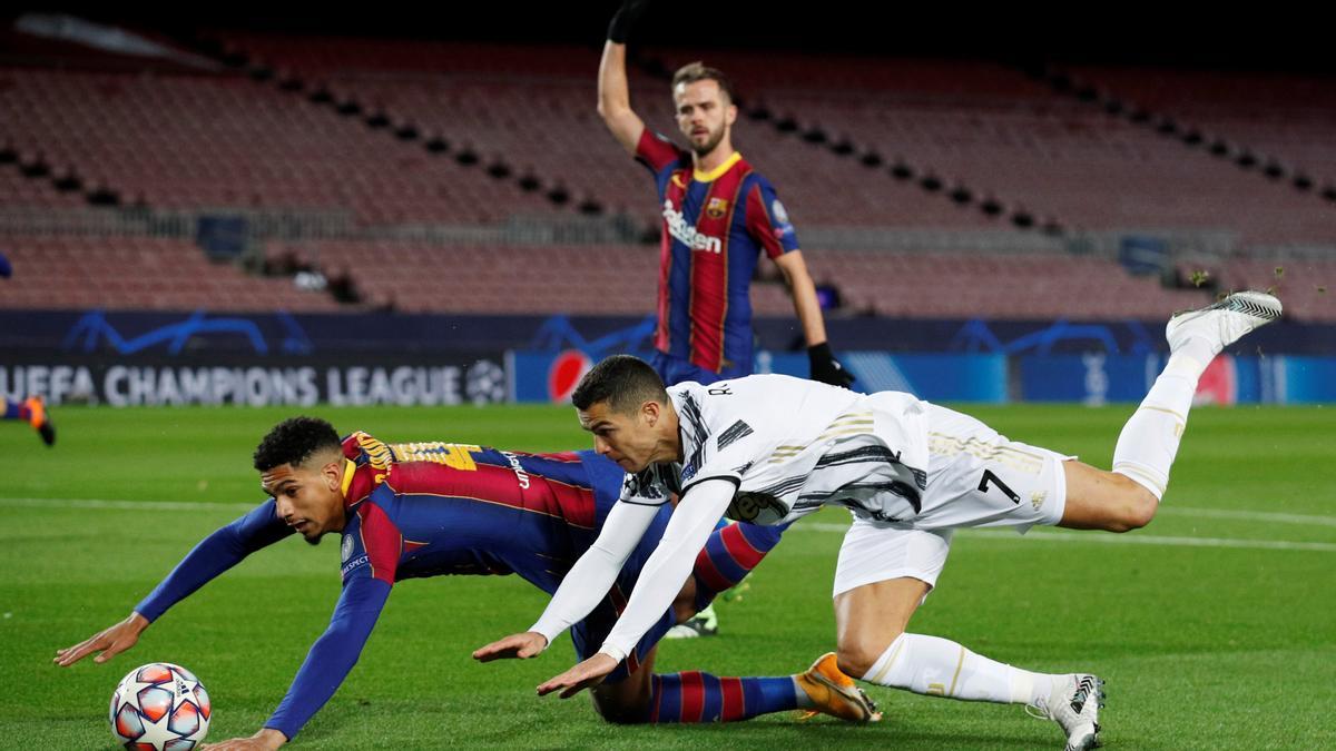 Araujo y Cristiano caen, con Pjanic observando, en el Barça-Juventus del Camp Nou.