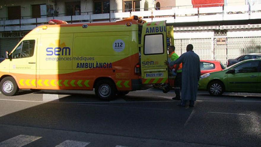 Una ambulància carrega una persona atropellada.