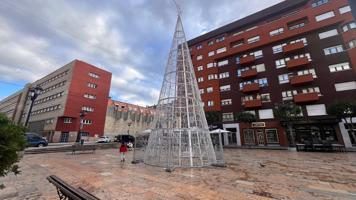 El árbol de Navidad instalado en la plaza Pedro Miñor.