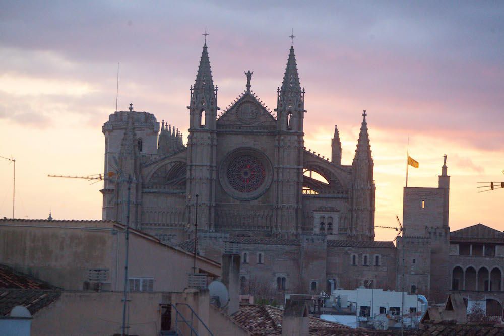 Más de 500 personas admiran el solsticio de invierno en la Seu