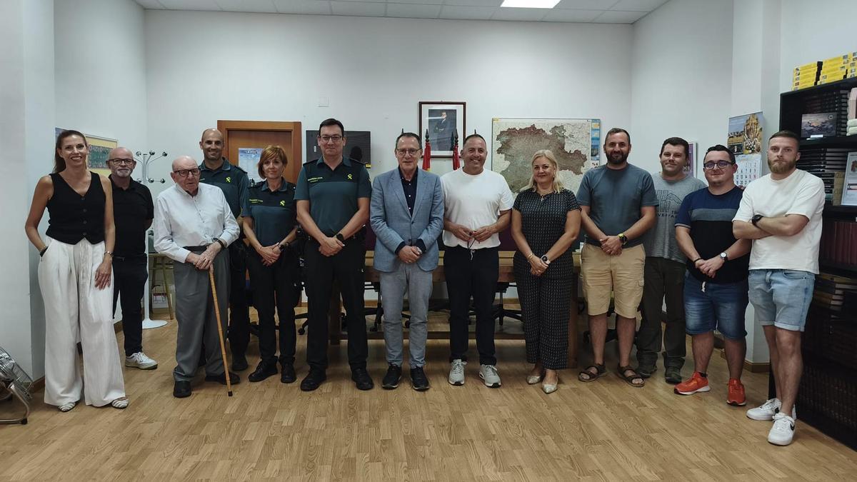 Autoridades, responsabels de la Guardia Civil y representantes de peñas en la reunión de coordinación de la seguridad en las fiestas.