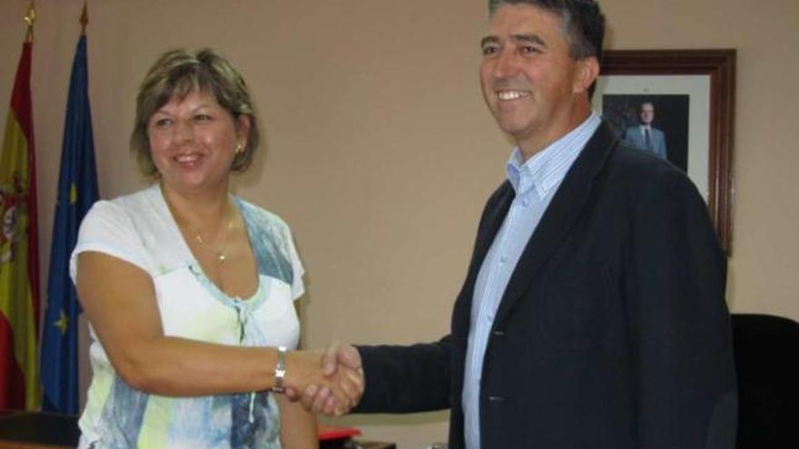 La socialista Elisa Genís y el alcalde del Bloc Rafael Climent escenificaron ayer el pacto.