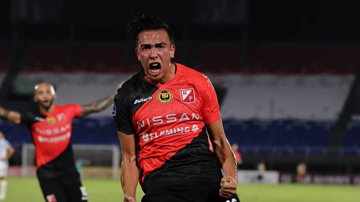 Mario Otazú celebra un gol.