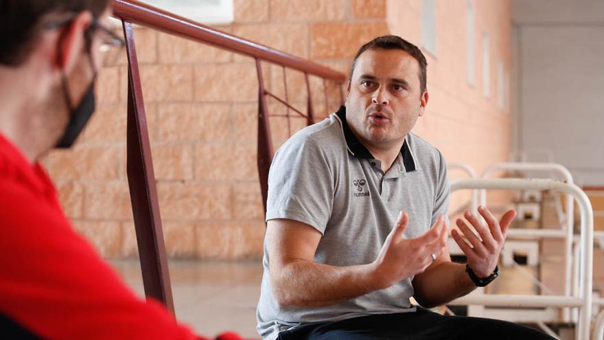 Jesús Escribano, entrenador del Cajasur Córdoba BM, en el pabellón de Fátima durante la entrevista.