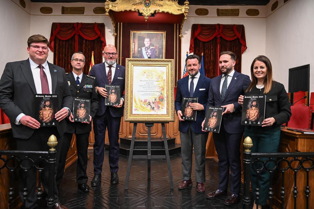 Presentación de la revista, el pregonero, la entidad abanderada y el cofrade de honor de la Semana Santa de Elche este año