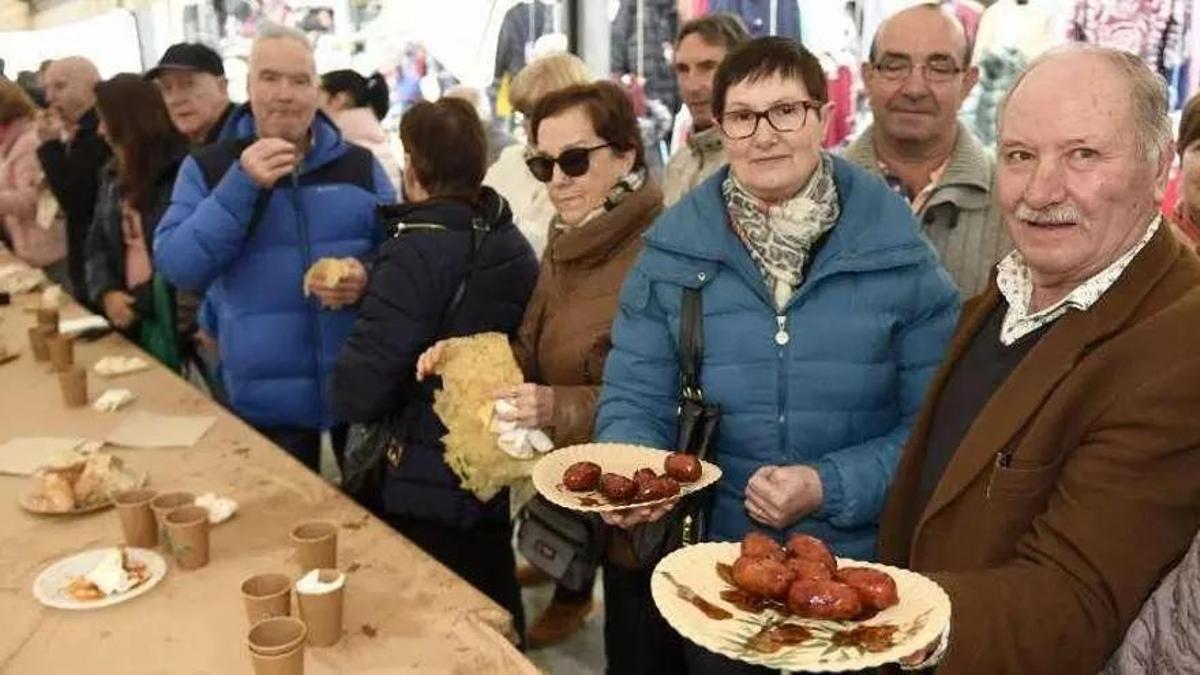 Comensales durante una edición anterior de la Festa do Chourizo de Vila de Cruces