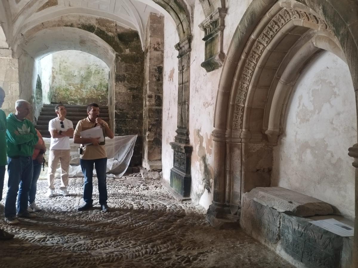Así fue la visita guiada al monasterio de Cornellana, en Salas