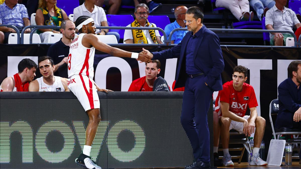 Pedro Martínez, amb Jerrick Harding durant una aturada del partit