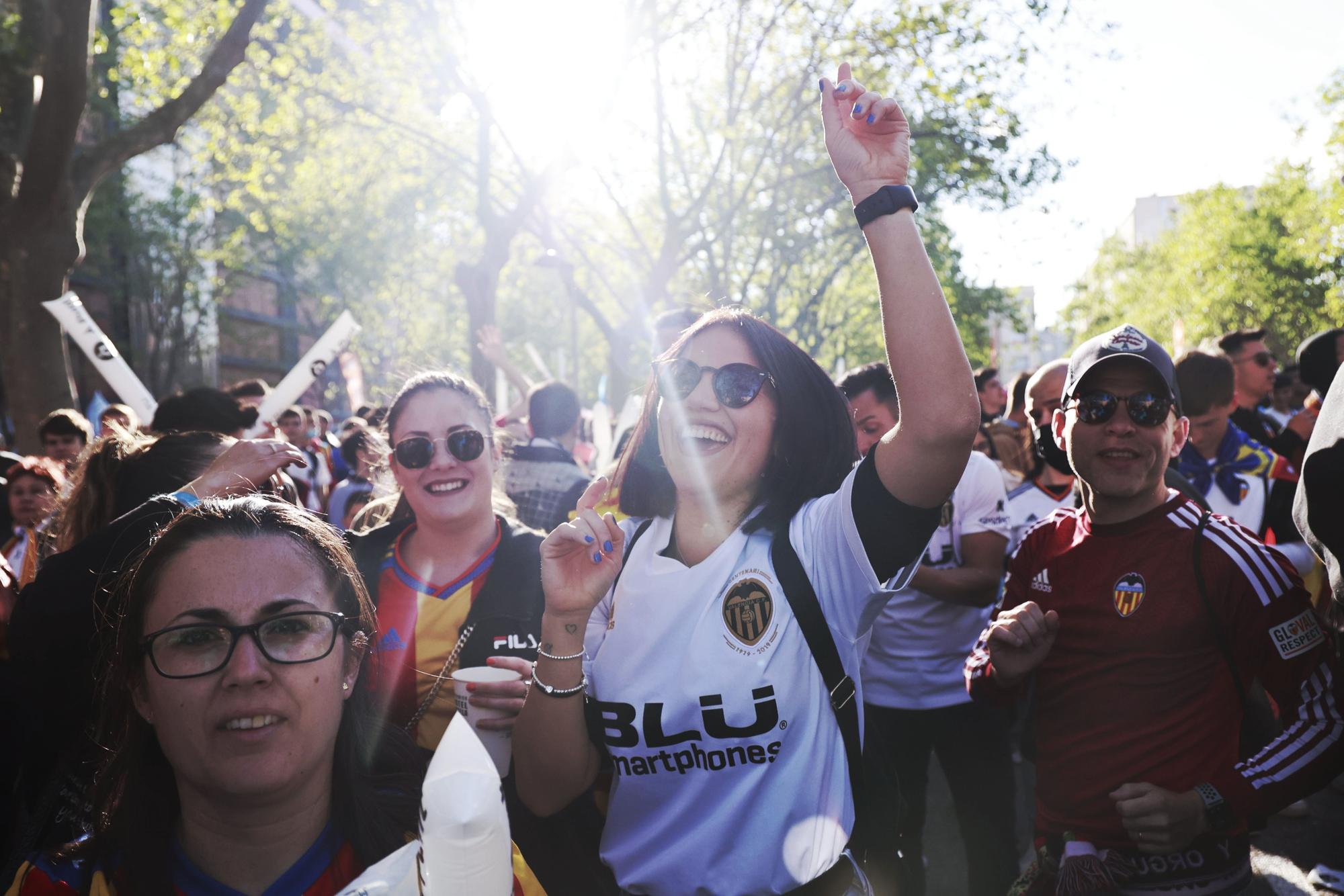 La afición del Valencia CF vibró y sufrió con sus ídolos en Valencia y en Sevilla