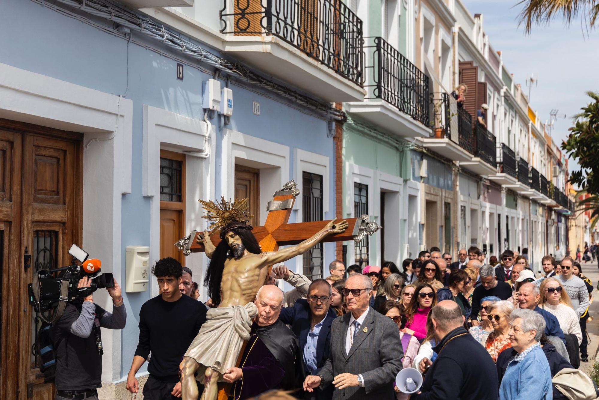 El Viernes Santo del Marítim amanece con el encuentro de los Cristos