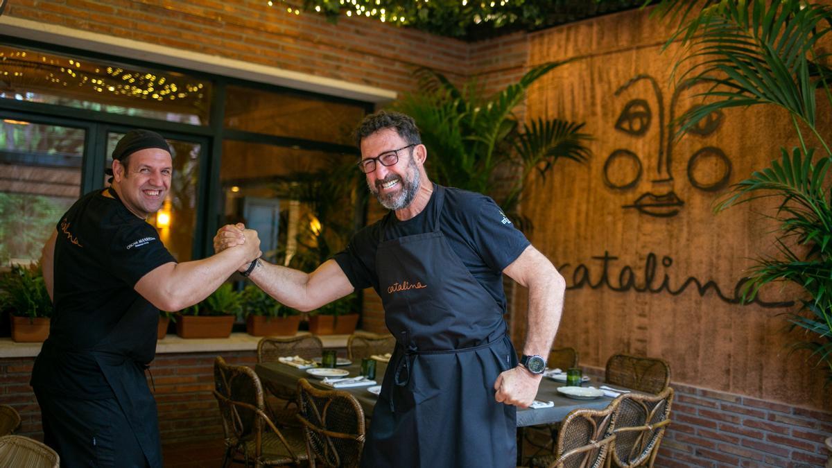 Andrés Conde y Oscar Manresa, en la terraza de Catalina, en Gavà Mar.