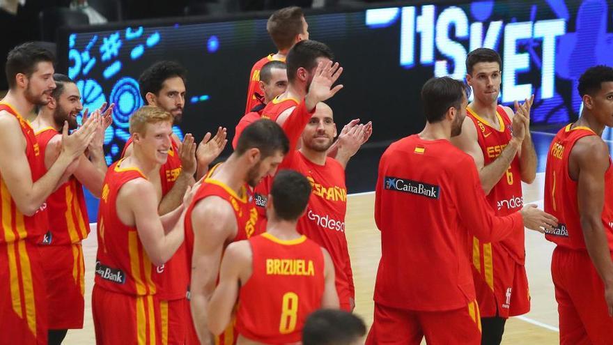 Los jugadores de la selección celebran la clasificación ara el Eurobasket 2022.