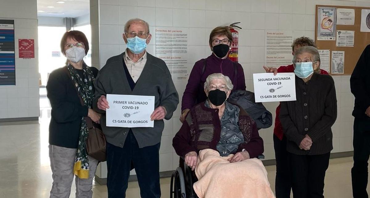 Los tres primeros vacunados con los familiares que les han acompañado al centro de salud.