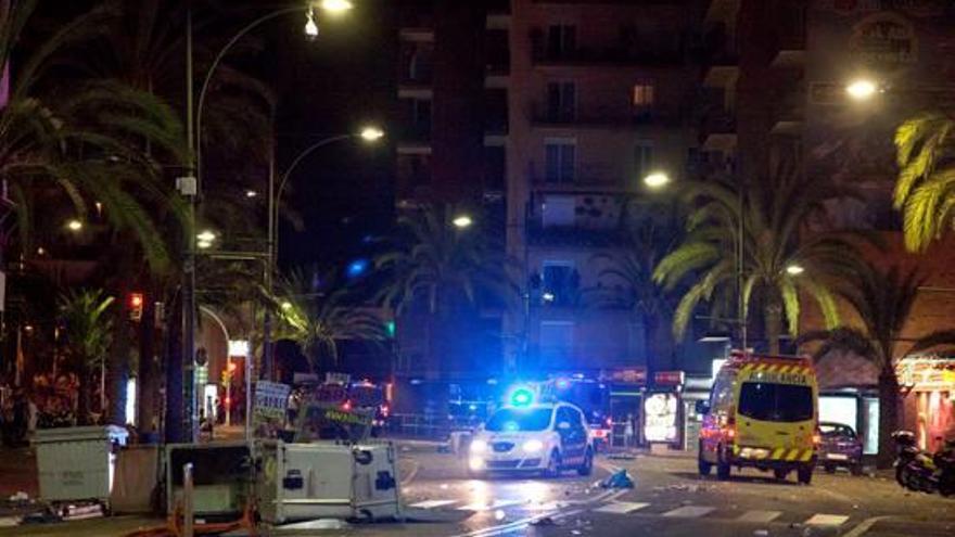 Els efectes de la batalla campal, amb mobiliari urbà destrossat la nit dels aldarulls de Lloret.