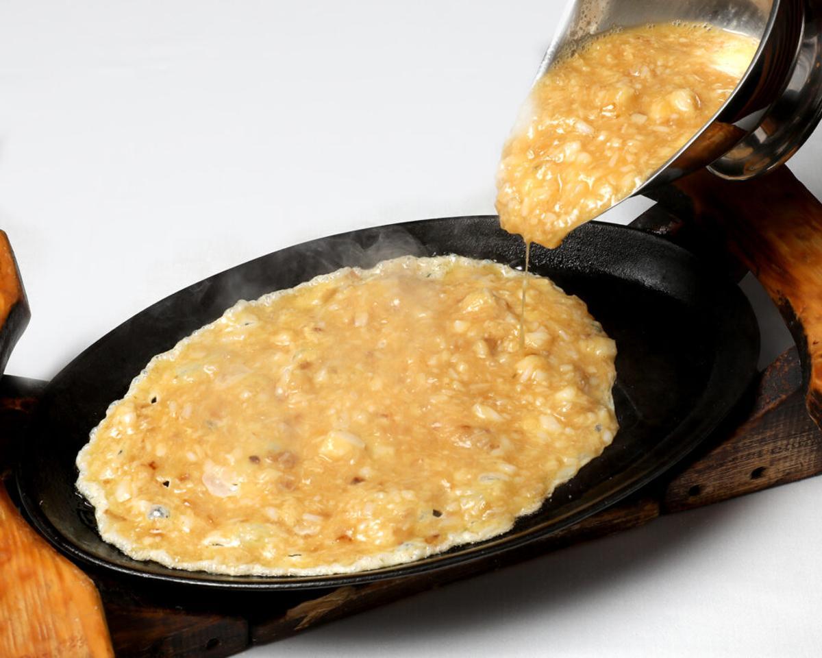 La tortilla de bacalao elaborada en la propia mesa sorprenderá a los comensales de Más Torres.