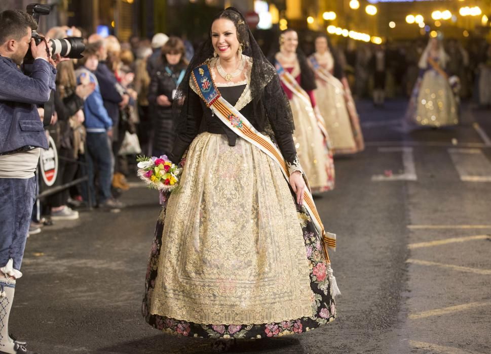 Así desfiló Alicia Moreno y la corte de honor