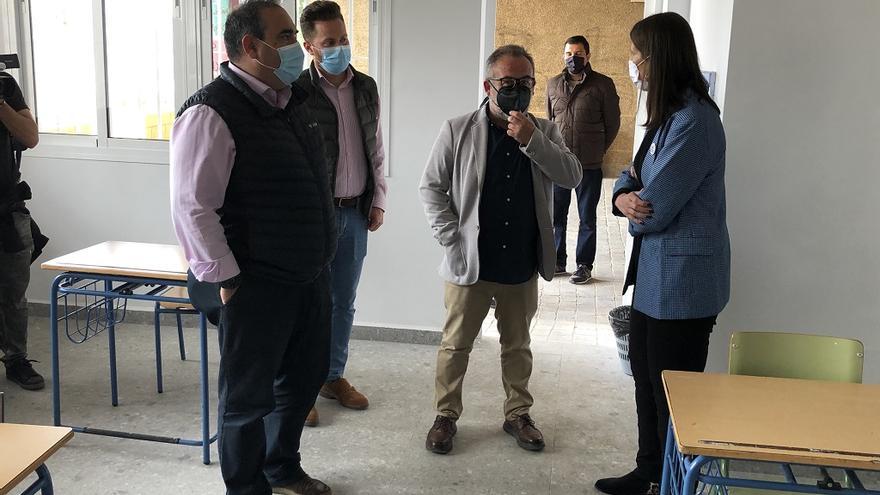 El alcalde Félix Lozano, el director del IES Fuente Luna, Enrique José Morales, y la consejera de Educación, Mercedes García Paine, visitan el nuevo aula del centro de Pizarra.