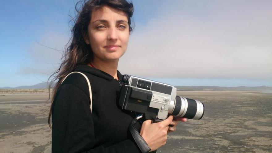 Carla Andrade,  con su cámara. Abajo, paisaje  de un río en  la República  Centro Africana.    | // CARLA ANDRADE