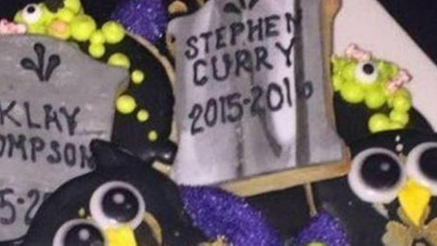 Galletas en forma de lapida con los nombres de Thompson y Curry.