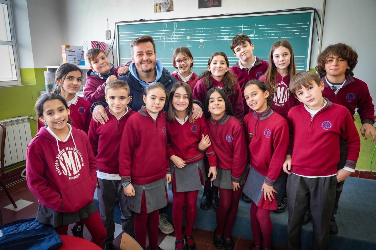 Los componentes de la murga infantil junto a su monitor, Domingo Cáceres, en uno de los ensayos.