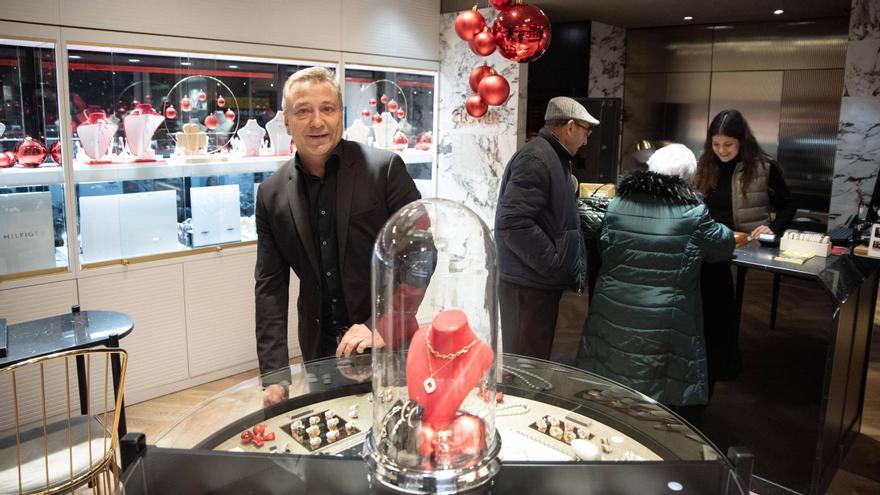 Joan Saladich al seu establiment, Saladich Joies