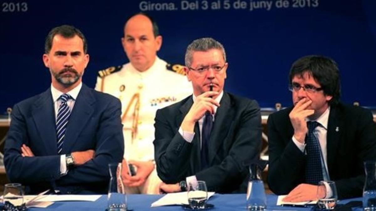 El president Puigdemont, cuando era alcalde de Girona, en un acto en la ciudad catalana junto con el exministro Gallardón y el entonces príncipe Felipe.